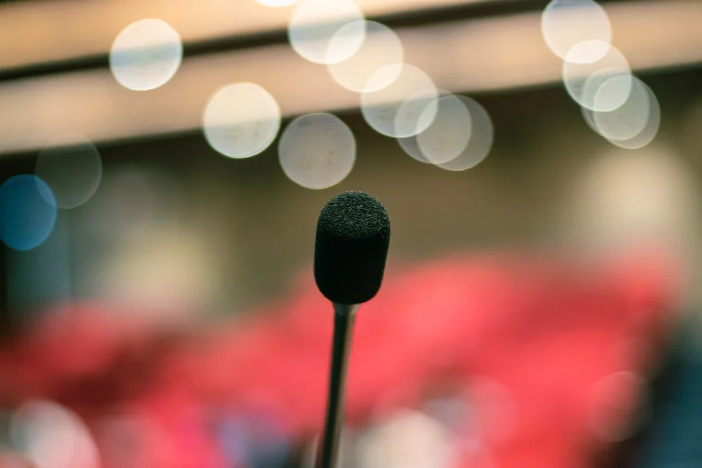 standup-comedy-microphone-stage